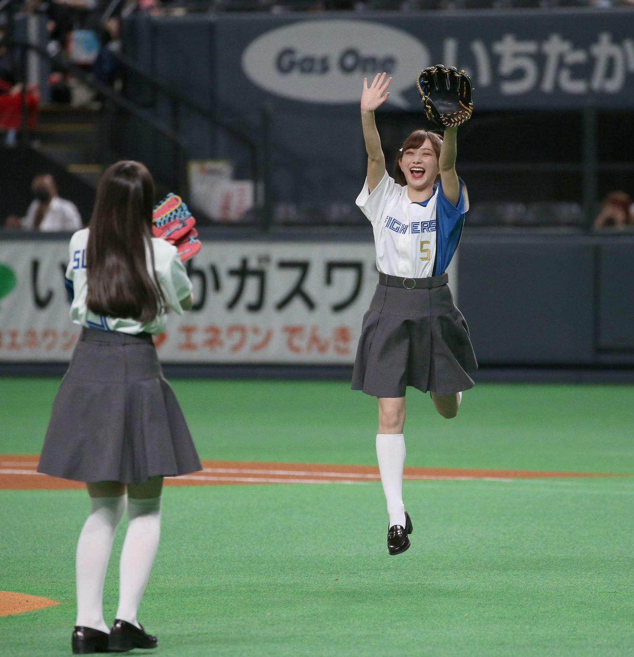 ファーストピッチセレモニーに登場し飛び上がって喜ぶアニメ「ラブライブ！」で声優を務める青山なぎさ。左はペイトン尚未（撮影・黒川智章）