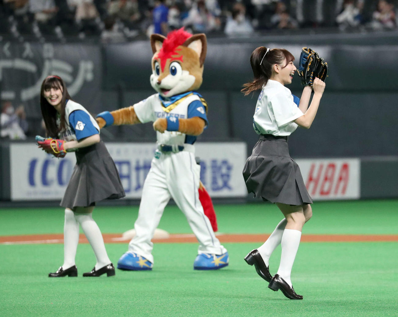 ファーストピッチセレモニーを務め喜ぶ青山なぎさ（右手前）とそれを見つめるペイトン尚未（撮影・佐藤翔太）
