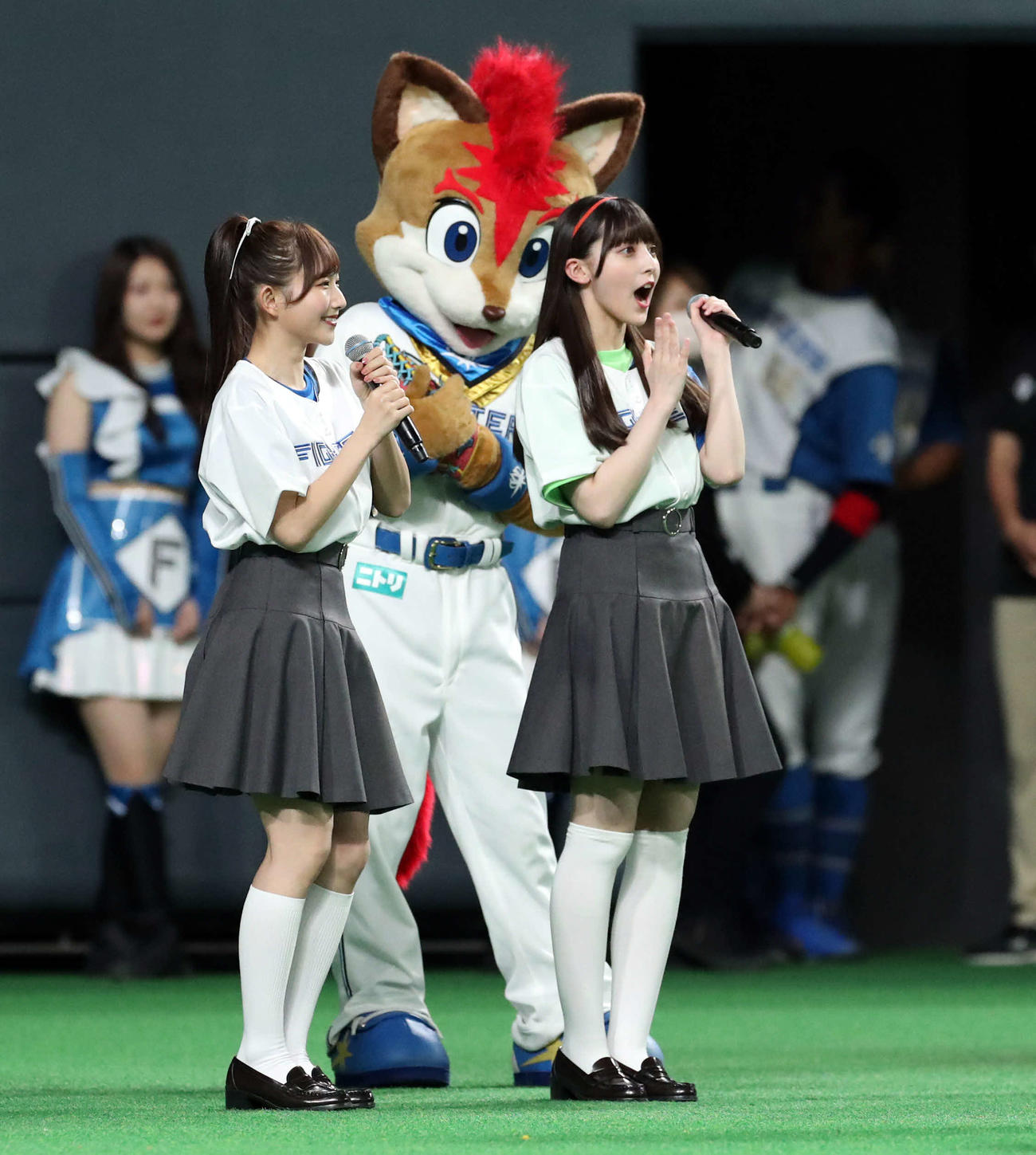 試合前、ファーストピッチセレモニーに登場する青山なぎさ（左）とペイトン尚未（撮影・佐藤翔太）