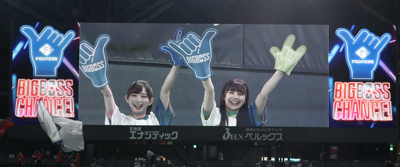 アニメ「ラブライブ！」で声優を務める青山なぎさ（左）とペイトン尚未は「BIGBOSS」ポーズをとる（撮影・佐藤翔太）