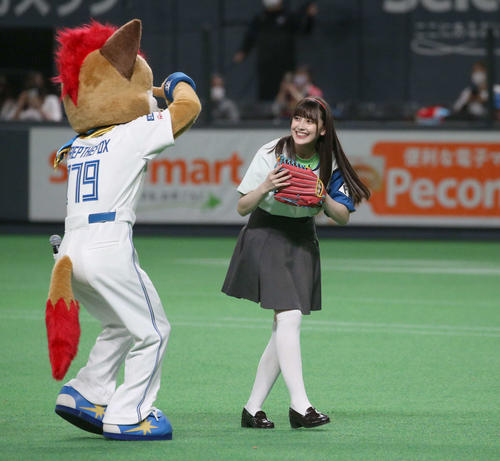 ファーストピッチセレモニーに登場し笑顔のアニメ「ラブライブ！」で声優を務めるペイトン尚未（撮影・黒川智章）