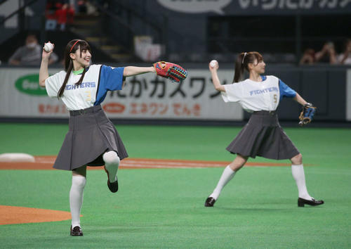 ファーストピッチセレモニーに登場のアニメ「ラブライブ！」で声優を務めるペイトン尚未（左）と青山なぎさ（撮影・黒川智章）