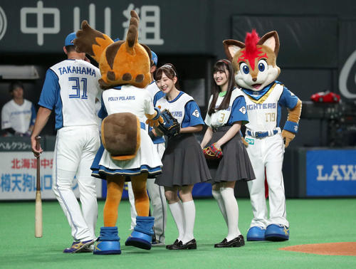 ファーストピッチセレモニーの記念撮影を終え引き揚げる青山なぎさ（左手前）とペイトン尚未（撮影・佐藤翔太）