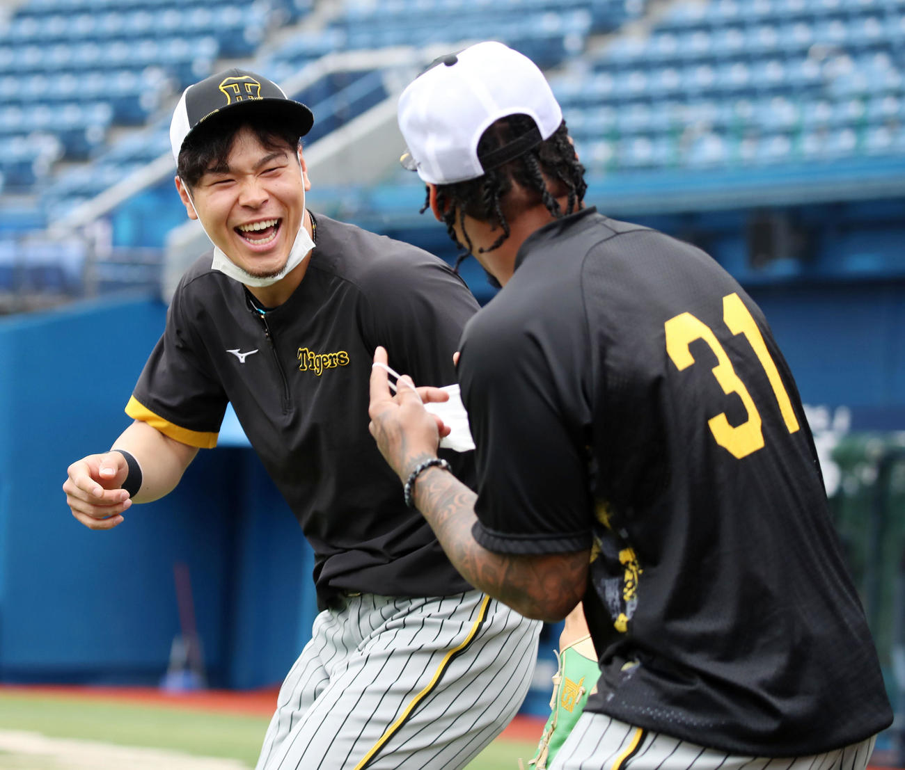 DeNA対阪神　マルテ（右）と談笑する佐藤輝（撮影・加藤哉）