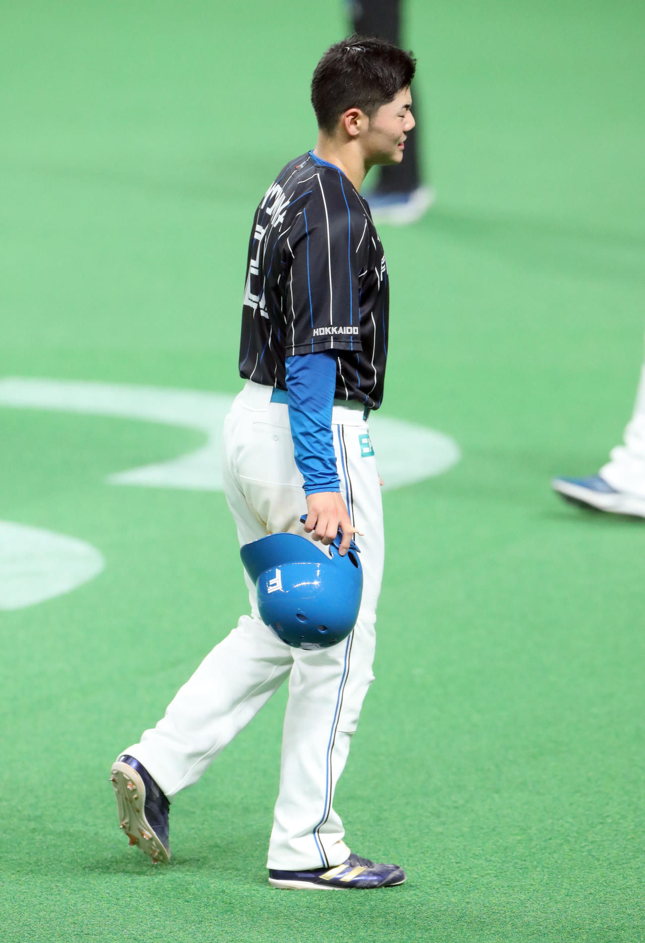 日本ハム対ソフトバンク　試合前の走塁練習中に負傷しベンチに引き揚げる日本ハム清宮（撮影・佐藤翔太）