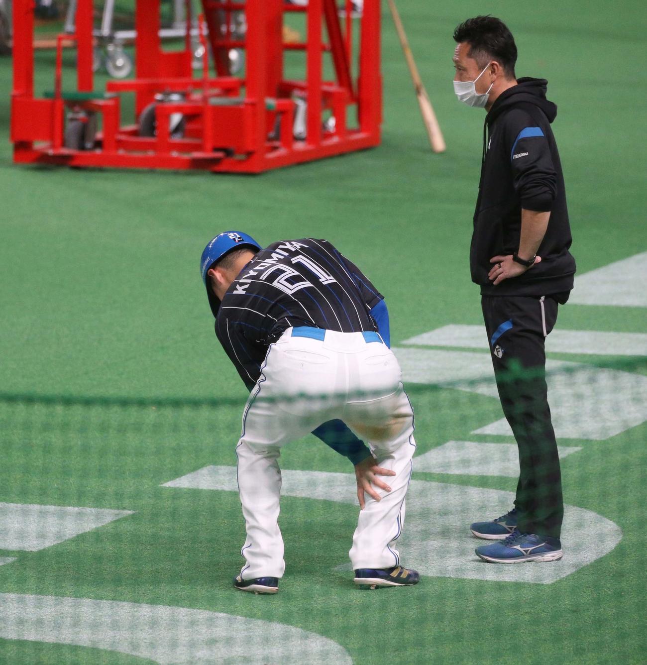 日本ハム対ソフトバンク　試合前練習中、右ふくらはぎを押さえ引き揚げる清宮（撮影・黒川智章）