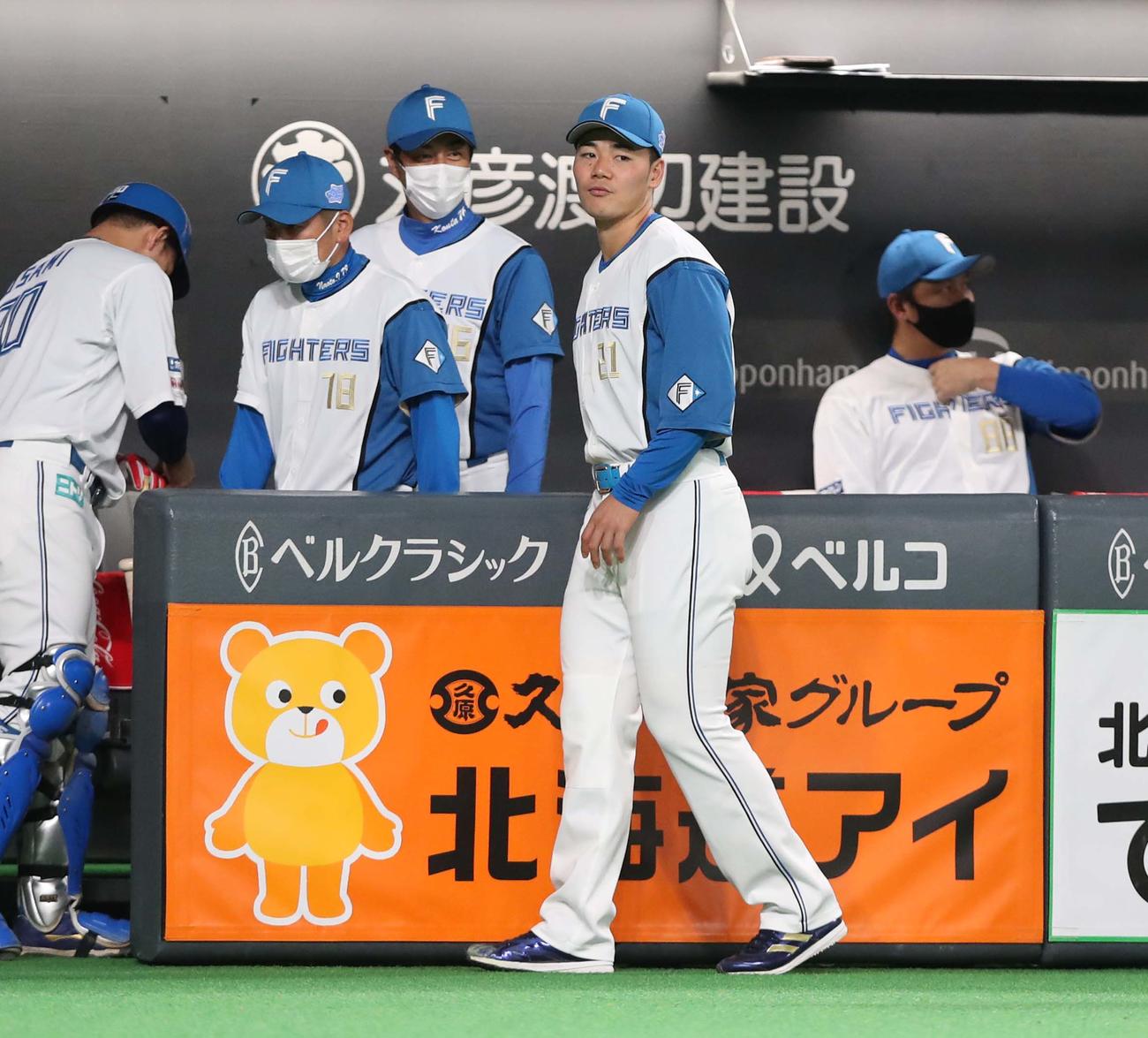 日本ハム対ソフトバンク　試合前、ベンチに姿を出す清宮（撮影・黒川智章）