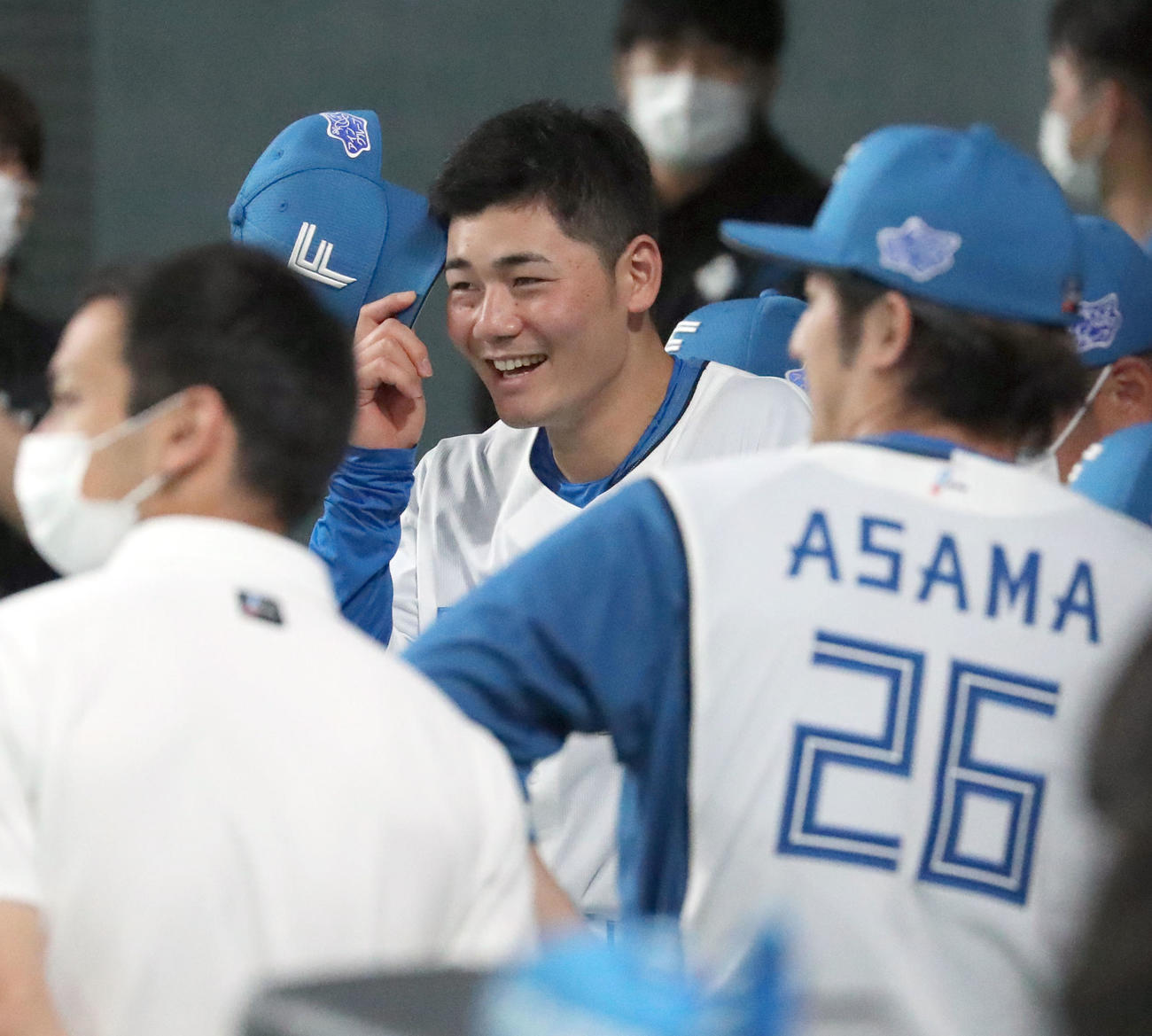 日本ハム対ソフトバンク　試合前、ベンチ前で笑顔を見せる日本ハム清宮（撮影・佐藤翔太）
