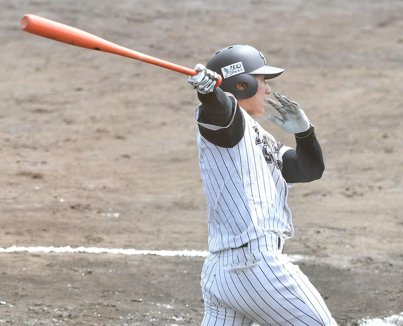 九産大対九共大　2回裏九産大2死、中村は右翼線へ二塁打を放つ（撮影・岩下翔太）