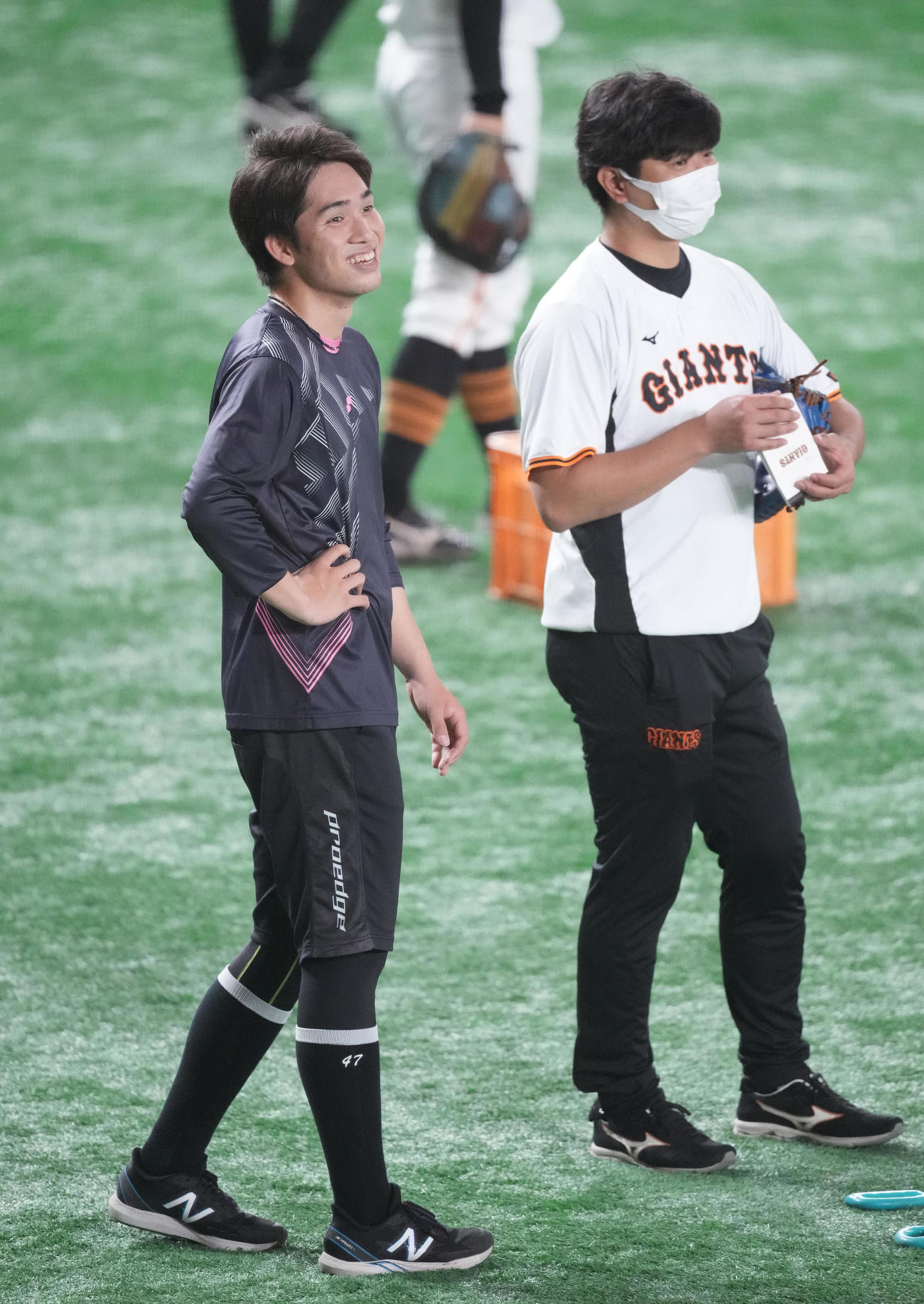 巨人対中日　試合前練習で笑顔の巨人高橋（左）（撮影・鈴木みどり）