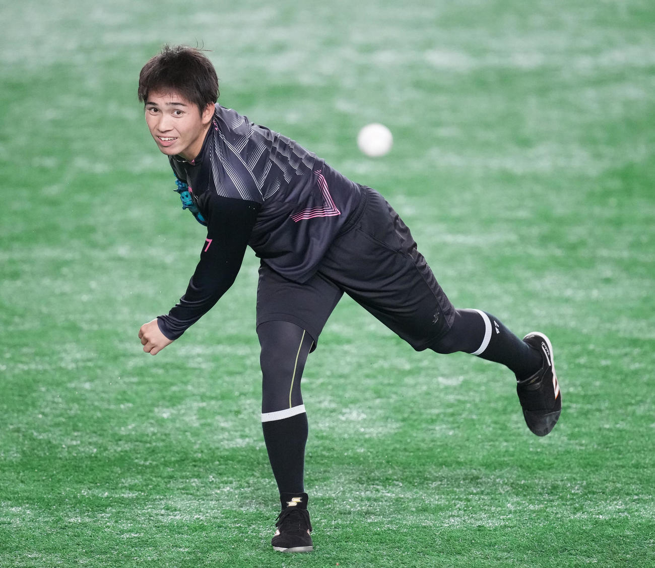 巨人対中日　試合前練習でキャッチボールする巨人高橋（撮影・鈴木みどり）