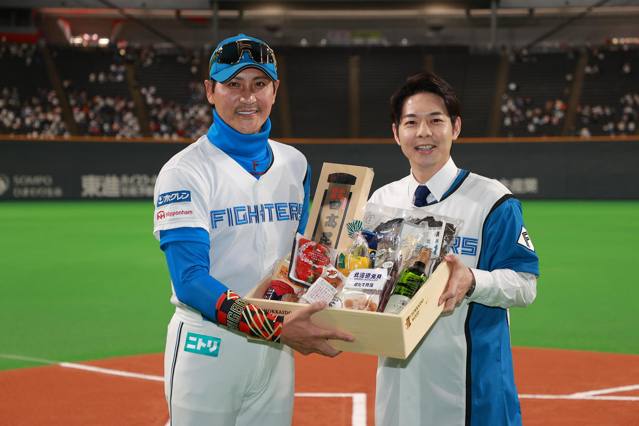 日本ハム対ソフトバンク　日本ハム新庄監督（左）は鈴木北海道知事から贈呈品を受け取り記念撮影をする（球団提供）