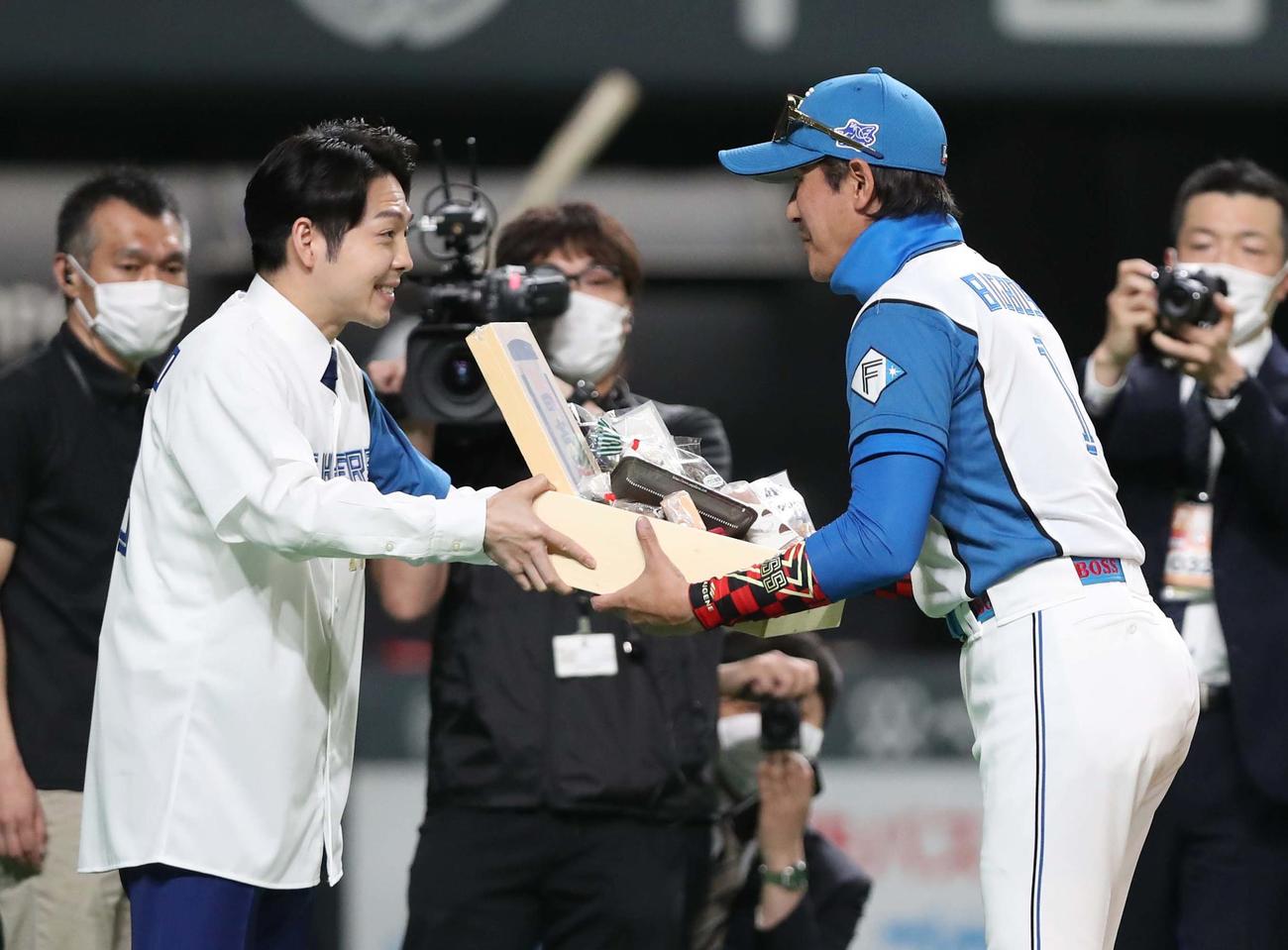 日本ハム対ソフトバンク　北海道の農産物を新庄監督に贈る鈴木北海道知事（撮影・黒川智章）
