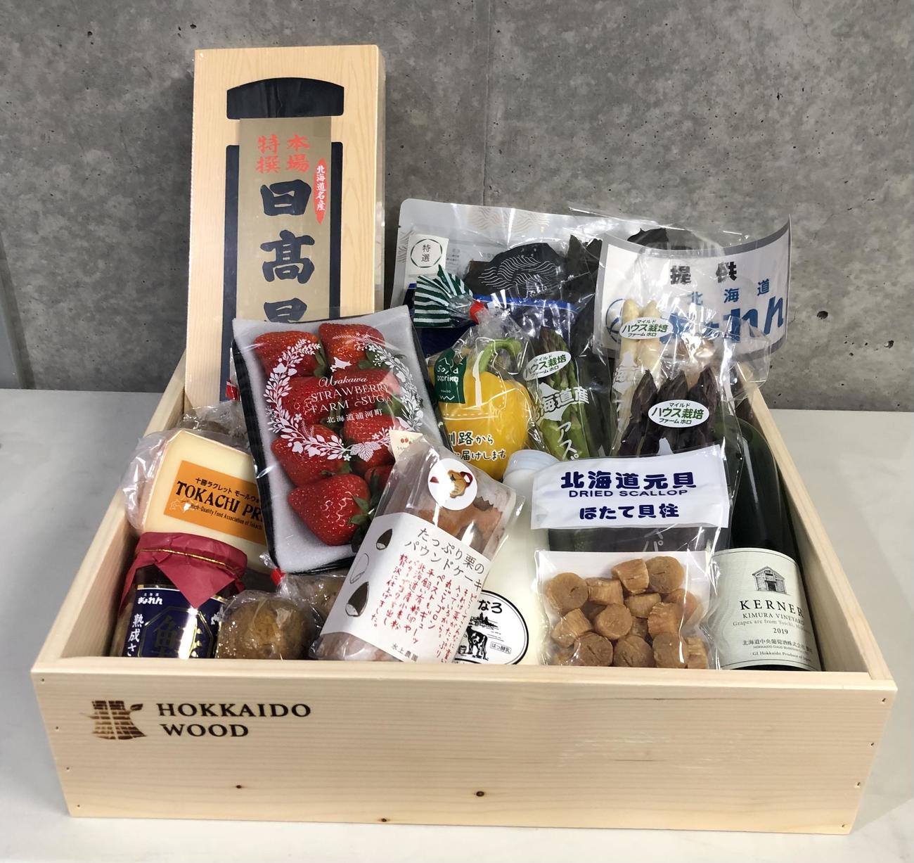 鈴木直道北海道知事から日本ハムに贈呈された道産食品
