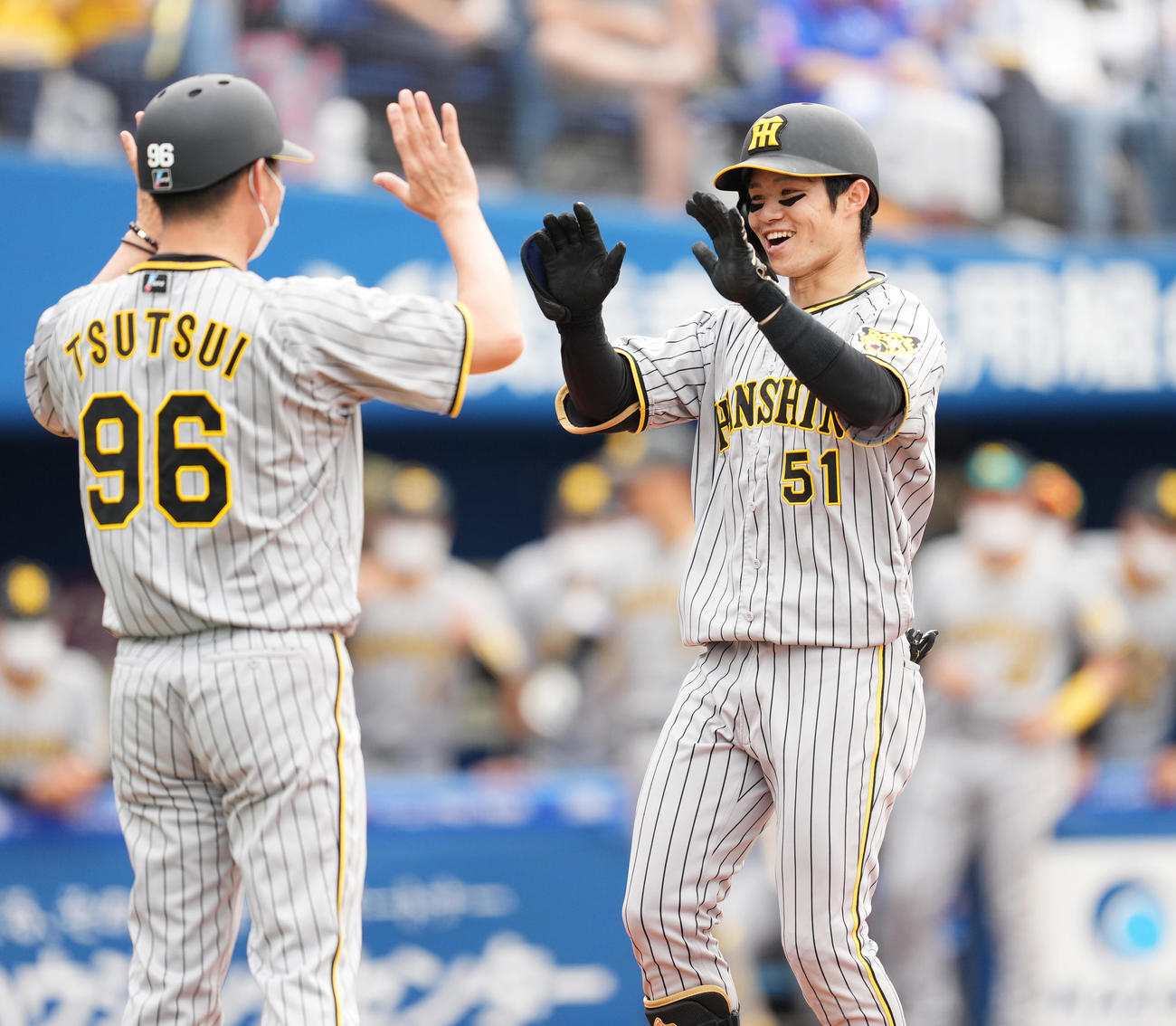DeNA対阪神　3回表阪神無死二塁、右越えに2点本塁打を放ち、笑顔でタッチをする中野（撮影・菅敏）