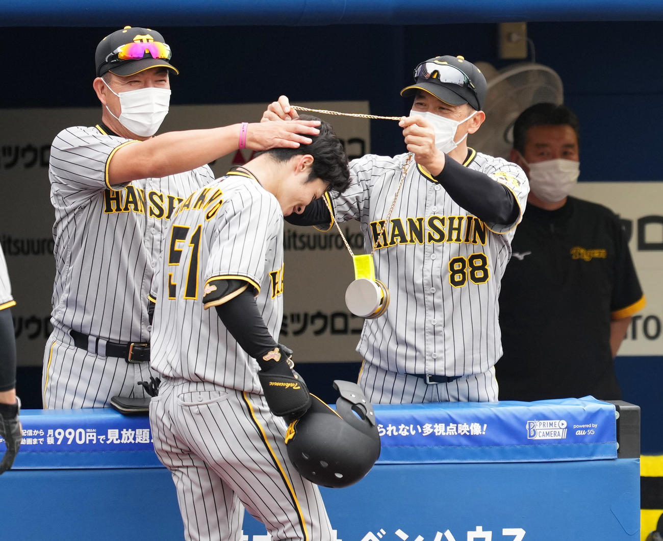 DeNA対阪神　3回表阪神無死二塁、右越えに2点本塁打を放ち、矢野監督（右）からメダルをかけられる中野（撮影・菅敏）
