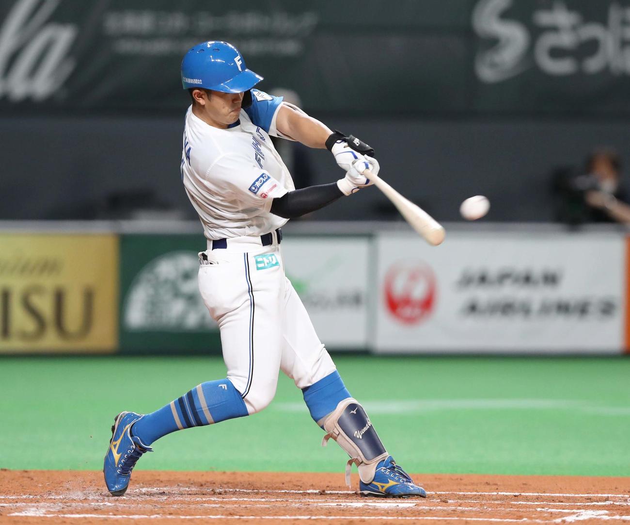 日本ハム対ソフトバンク　3回裏日本ハム2死一、二塁、左越え2点適時二塁打を放つ今川優馬（撮影・黒川智章）