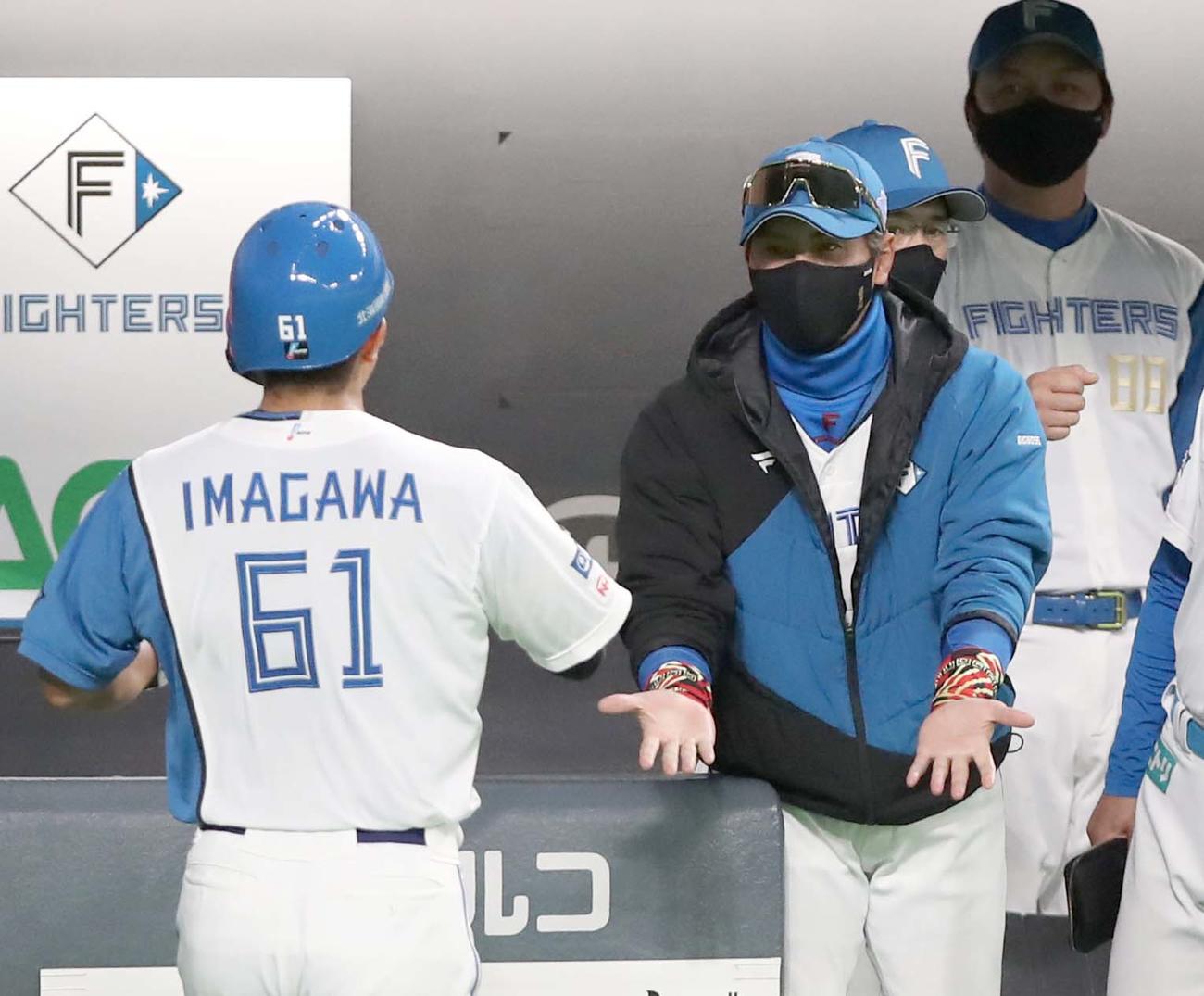 日本ハム対ソフトバンク　3回裏に2点適時二塁打を放った今川優馬を出迎える新庄剛志監督（撮影・黒川智章）