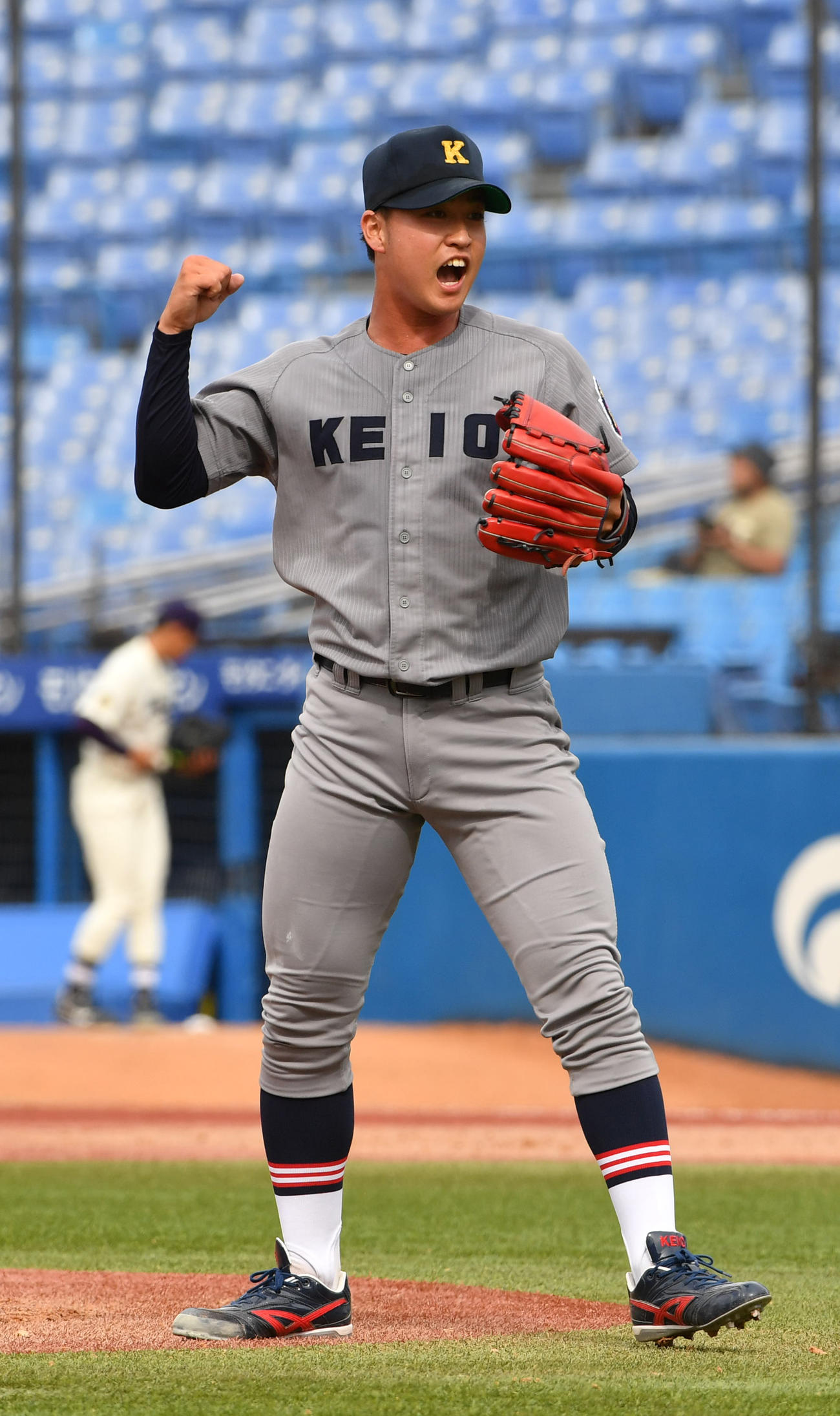 慶大対明大　勝利しガッツポーズする慶大・橋本達投手（撮影・柴田隆二）
