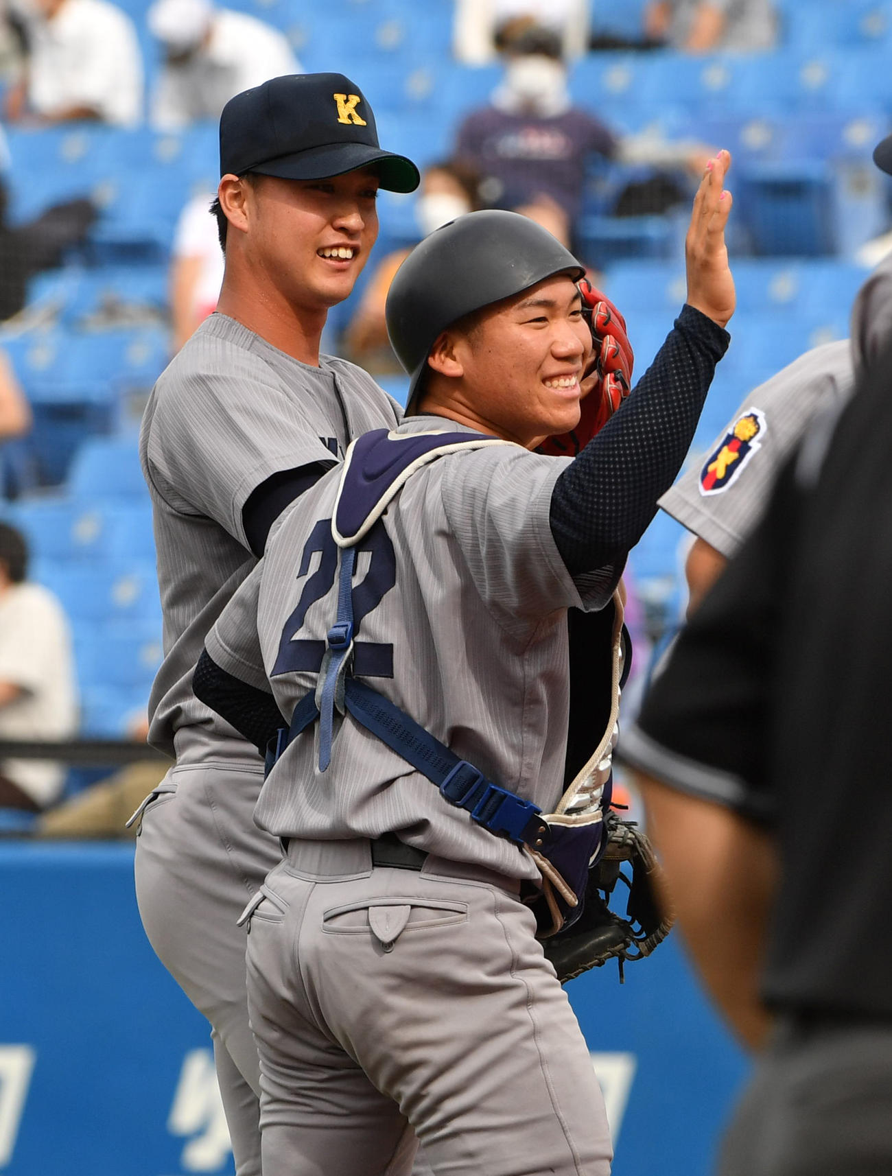 慶大対明大　勝利した慶大・善波捕手（右）と橋本達投手はナインとハイタッチする（撮影・柴田隆二）