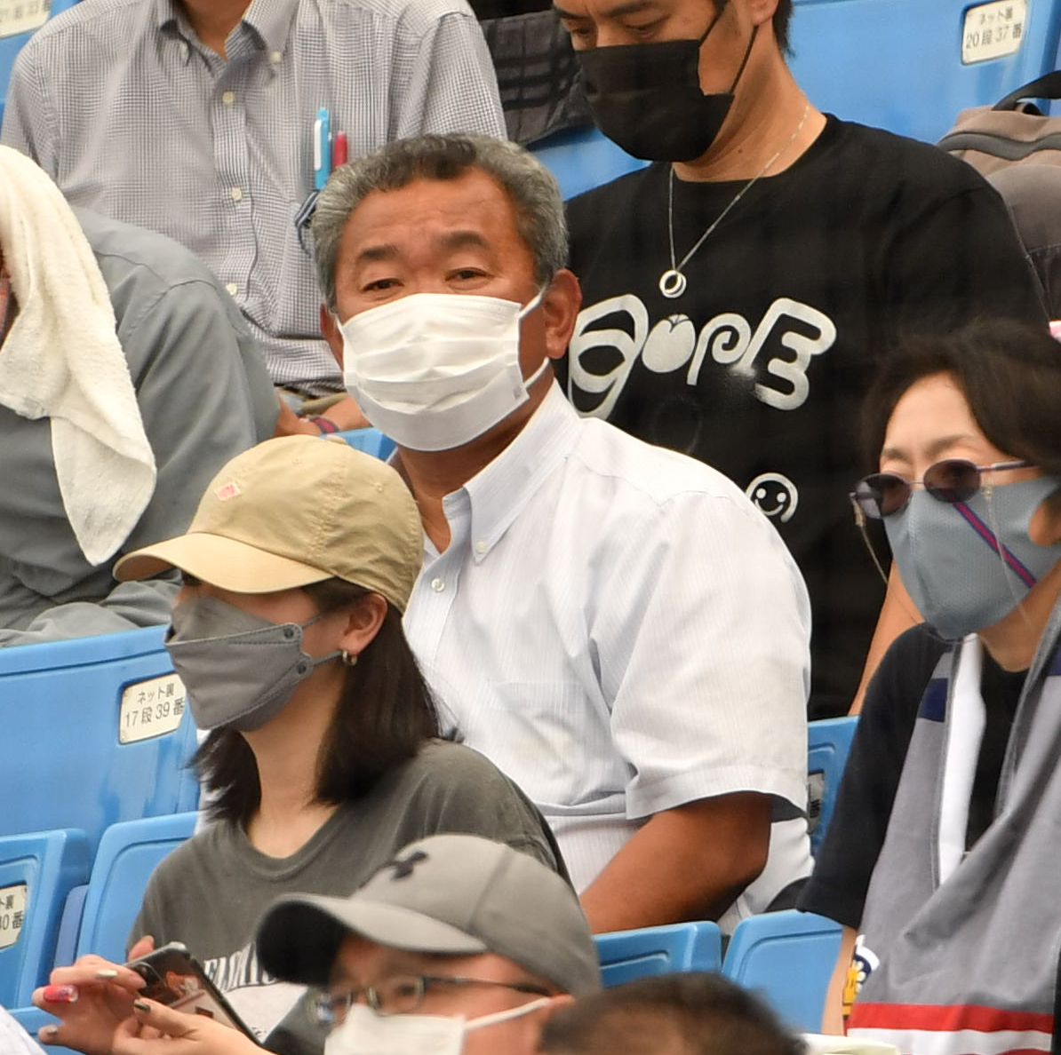 慶大対明大　慶大・善波力捕手の父・善波達也前明大監督が観戦する（撮影・柴田隆二）