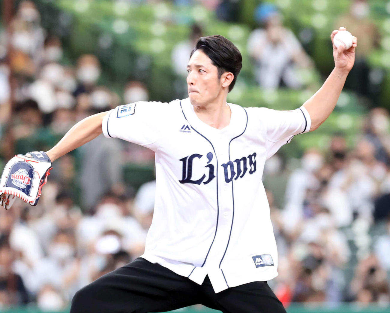 西武対楽天　始球式を務める玉木宏（撮影・浅見桂子）