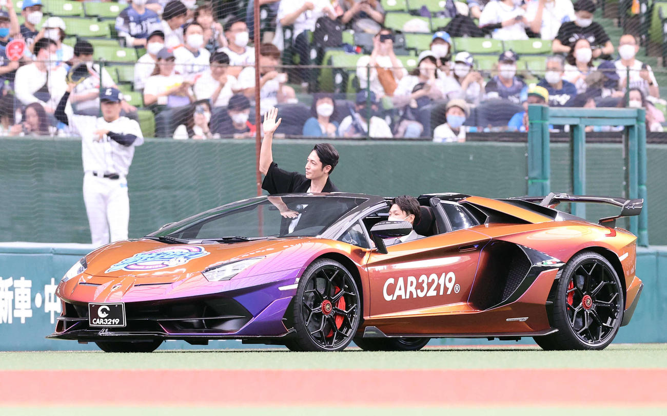 西武対楽天　始球式にランボルギーニに乗って登場した玉木宏（撮影・浅見桂子）