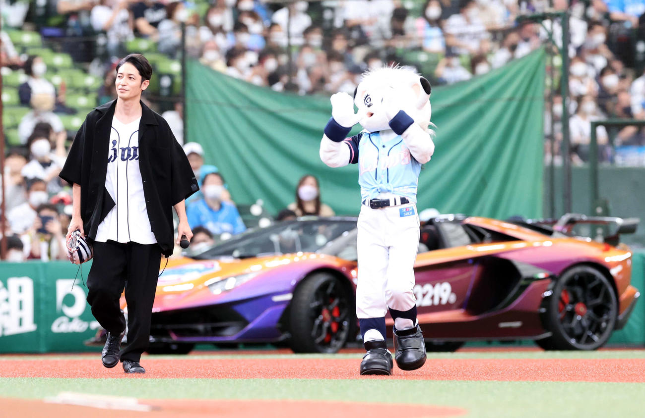 西武対楽天　始球式にランボルギーニに乗って登場した玉木宏（撮影・浅見桂子）