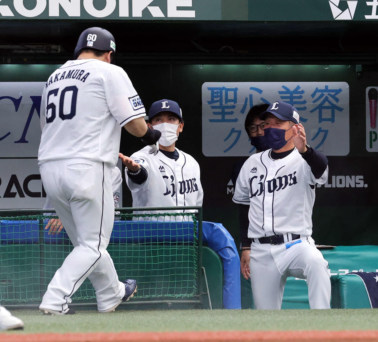 西武対楽天　2回裏西武無死、中村（手前）が中越えに446号ソロ本塁打を放ち、ハイタッチで迎える辻監督（右）ら（撮影・浅見桂子）