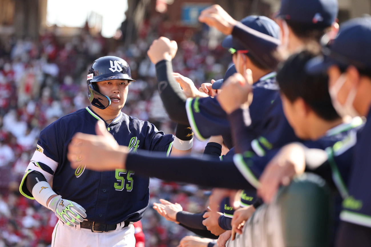 広島対ヤクルト　6回表ヤクルト無死、村上は同点左越え本塁打を放つ（撮影・加藤孝規）