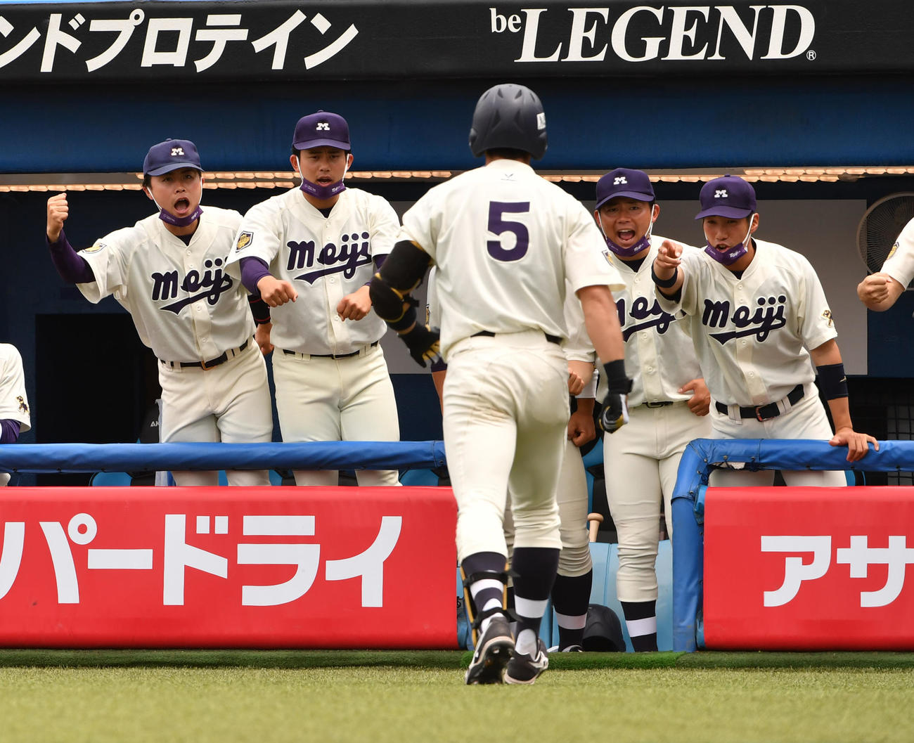 慶大対明大　2回裏明大無死、山田陸は左越えに本塁打を放ちナインの出迎えを受ける（撮影・柴田隆二）