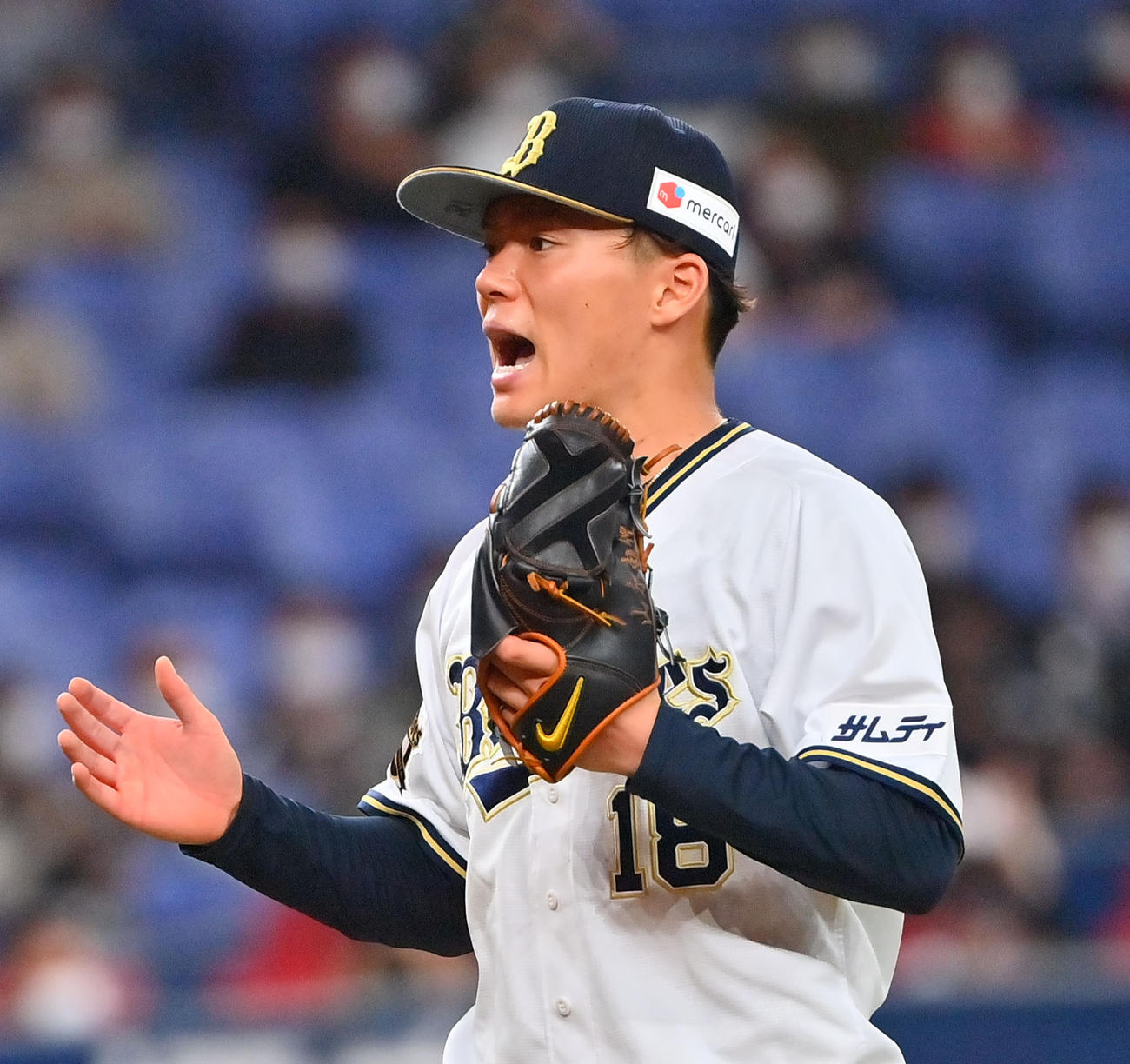 7回表を無失点に抑え声を張り上げるオリックス先発の山本（撮影・和賀正仁）