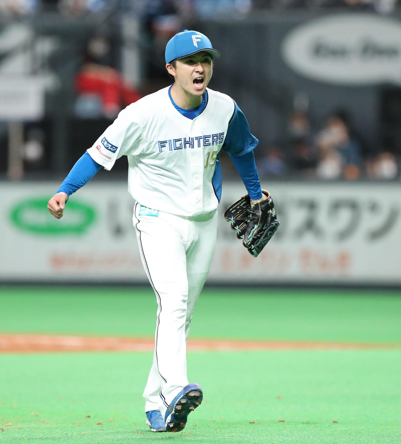 8回表ソフトバンク1死一塁、柳田を遊併殺打に仕留めグラブをたたきながら雄たけびを上げる上沢（撮影・佐藤翔太）