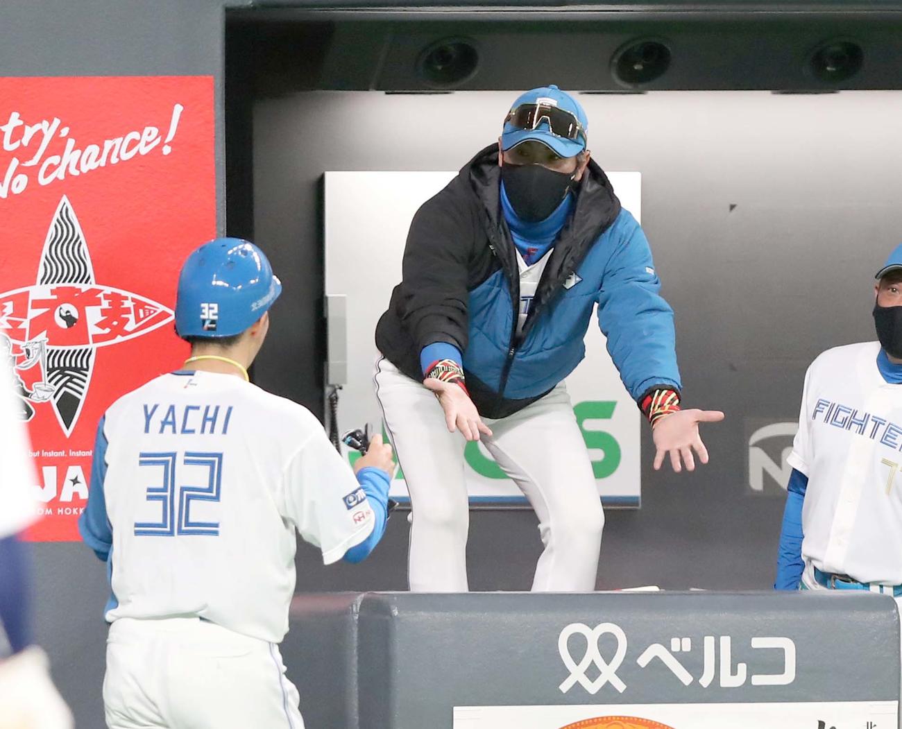 日本ハム対ソフトバンク　3回裏、生還した谷内を出迎える新庄監督（撮影・黒川智章）