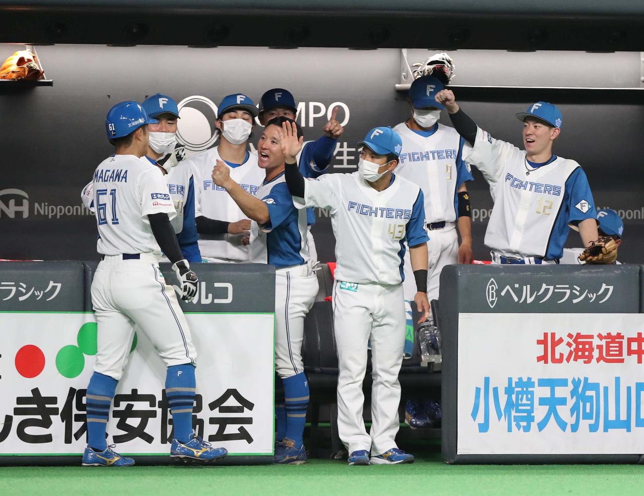 日本ハム対ソフトバンク　3回裏に2点適時二塁打を放った今川を出迎えるナイン（撮影・黒川智章）