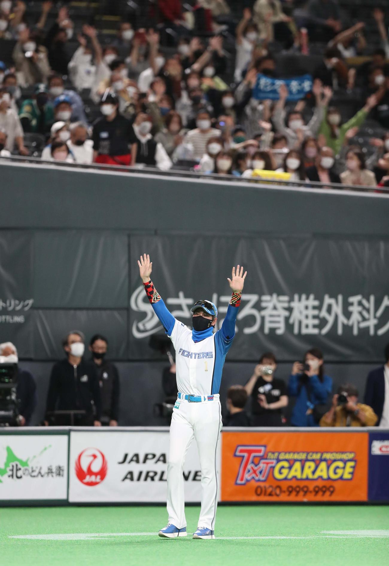 日本ハム対ソフトバンク　試合後、スタンドに向かって手を振る新庄監督（撮影・黒川智章）