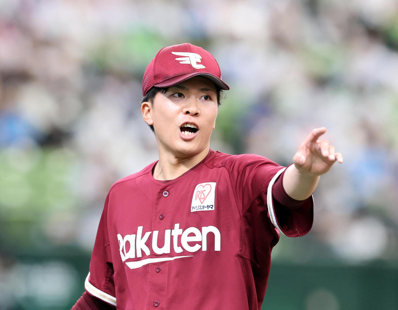 4回裏西武1死一塁、柘植を併殺に仕留め、笑顔で野手を指さす早川（撮影・浅見桂子）