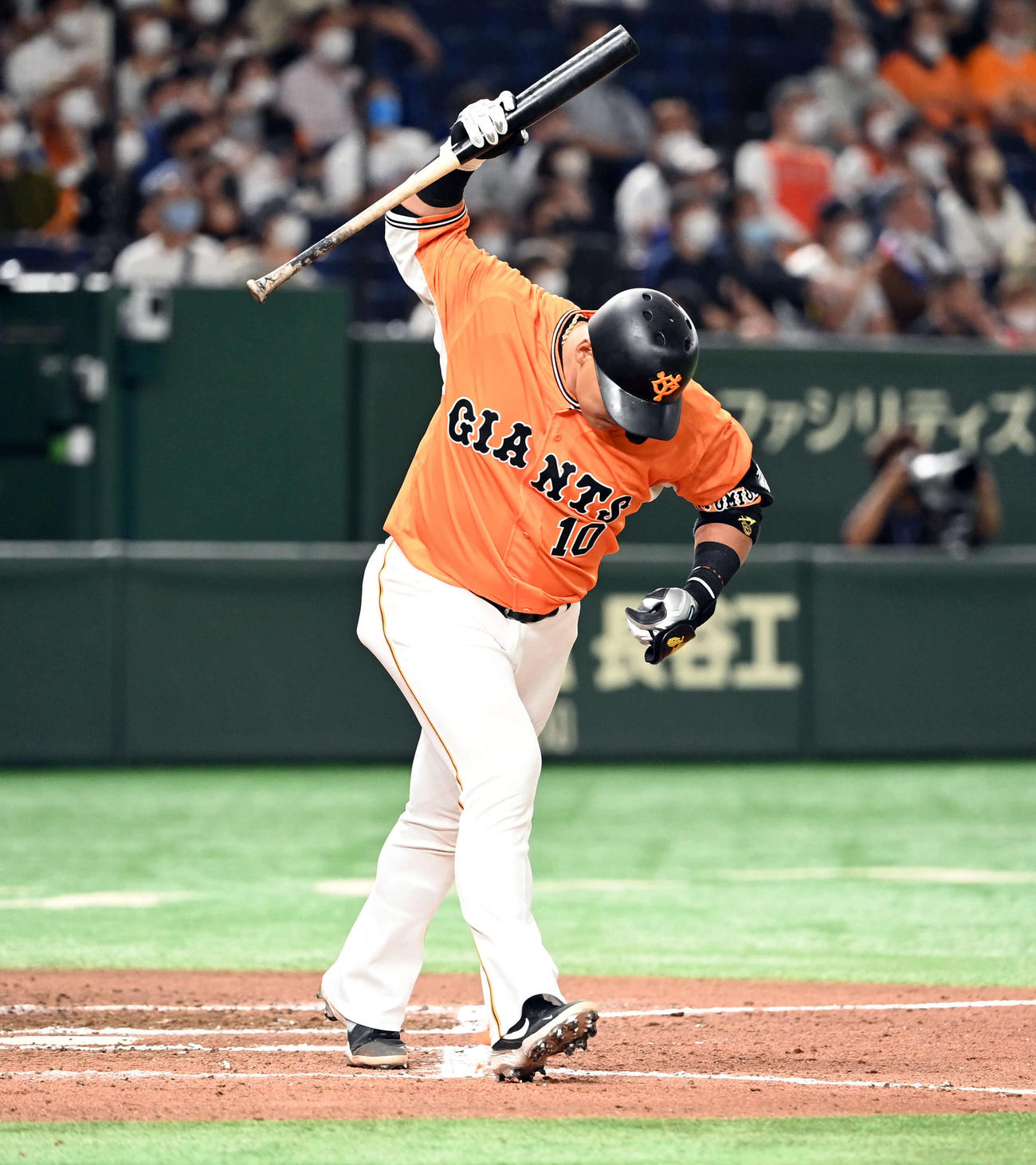 巨人対中日　6回裏巨人無死満塁、二飛に倒れ悔しがる中田（撮影・たえ見朱実）