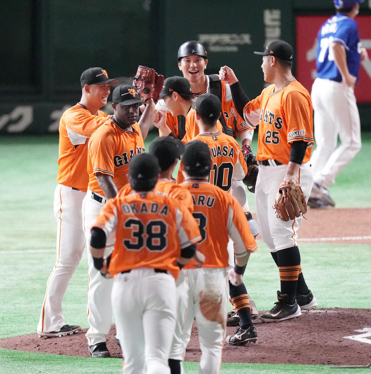 巨人対中日　中日に連勝し、笑顔でハイタッチを交わす中田（左）ら巨人ナイン（撮影・鈴木みどり）