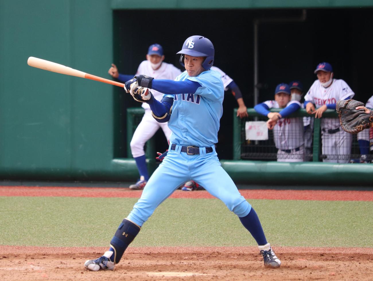 日体大対帝京大　5回表日体大1死一、二塁　内野ゴロに倒れる2番の矢沢宏太投手（撮影・阿部泰斉）