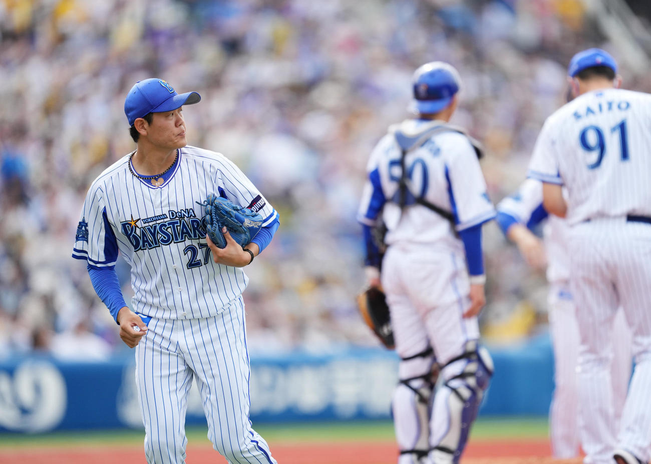 DeNA対阪神　5回途中、降板するDeNA上茶谷（左）（撮影・菅敏）