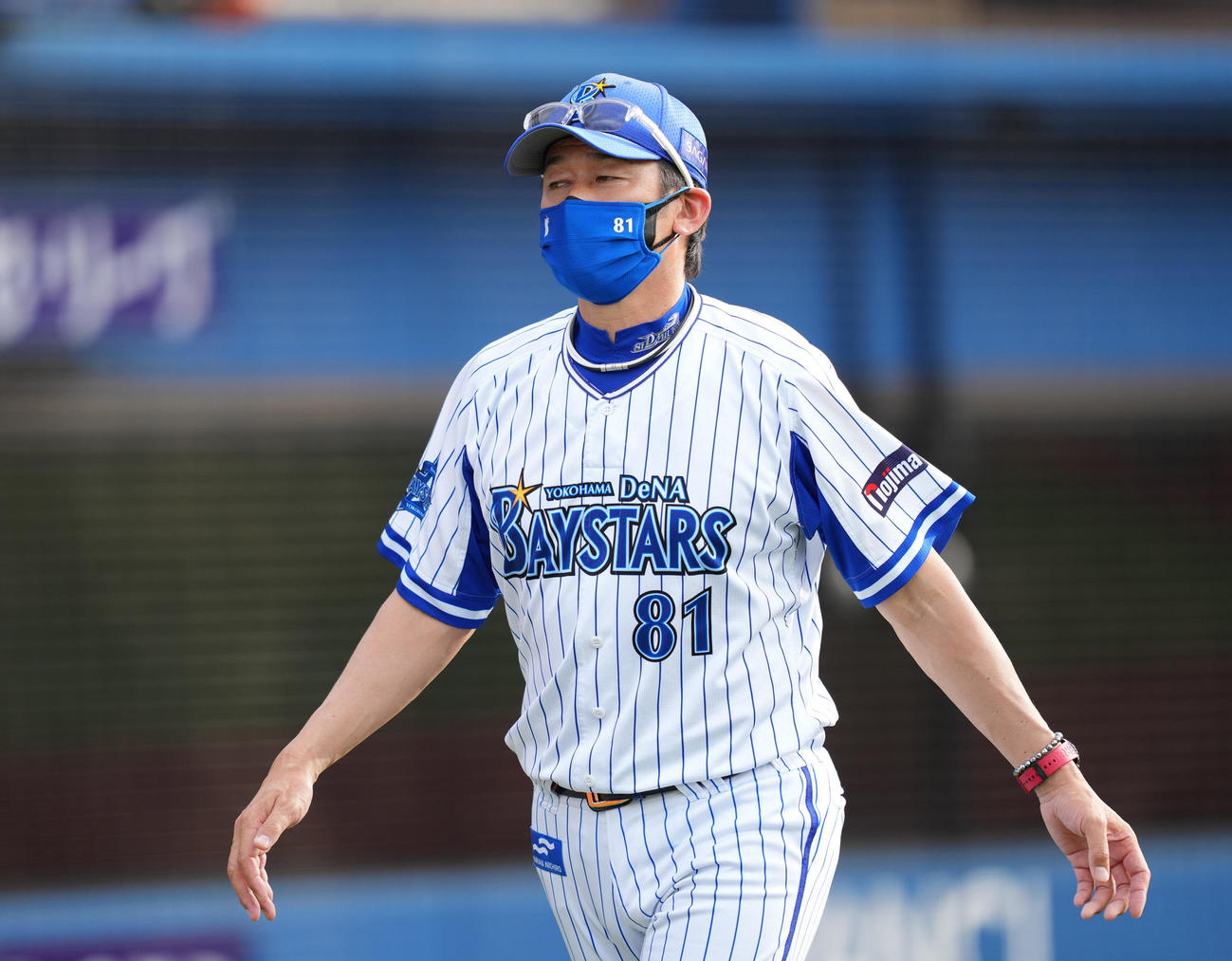DeNA対阪神　9回、交代を告げ、ベンチに戻るDeNA三浦監督（撮影・菅敏）