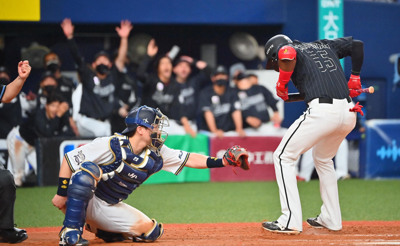 オリックス対ロッテ　9回表2死一、二塁、見逃し三振に倒れるエチェバリア（撮影・和賀正仁）