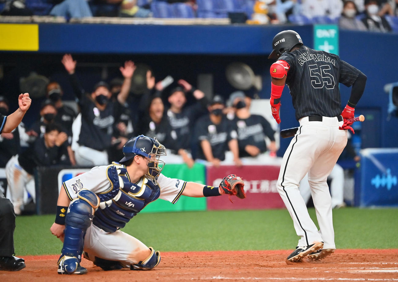 オリックス対ロッテ　9回表2死一、二塁、見逃し三振に倒れるエチェバリア（撮影・和賀正仁）