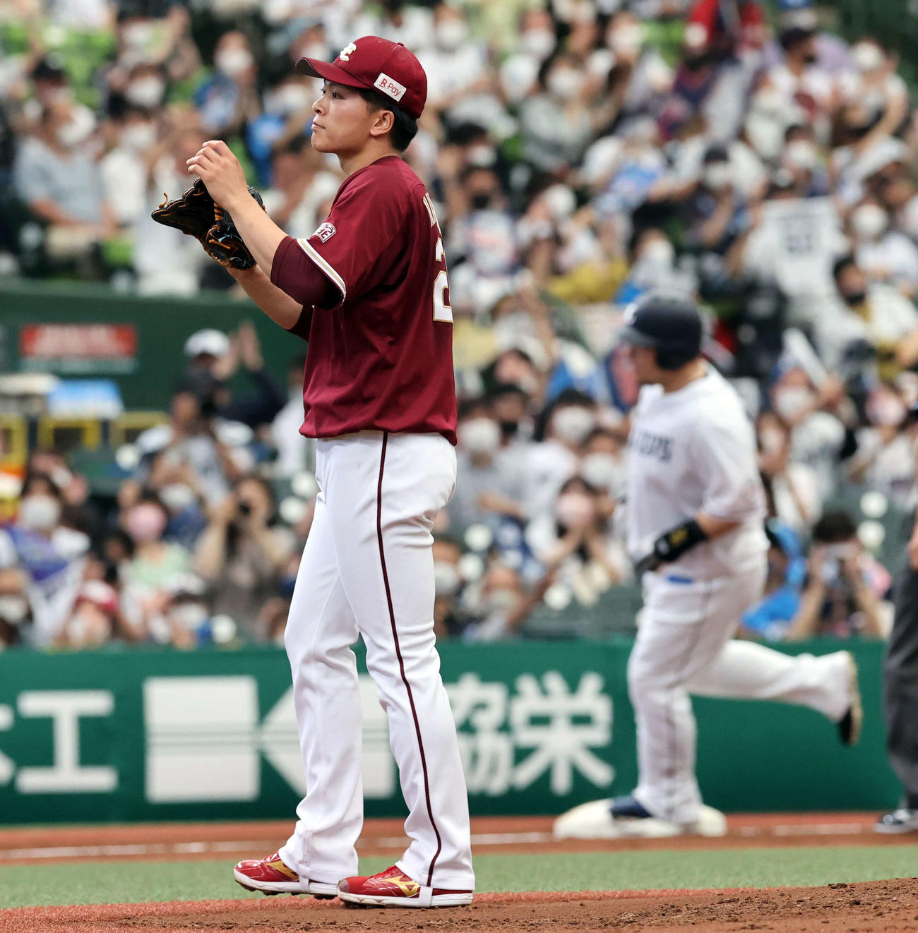 西武対楽天　2回裏西武無死、中村（後方）に中越えソロ本塁打を許し、悔しそうな早川（撮影・浅見桂子）