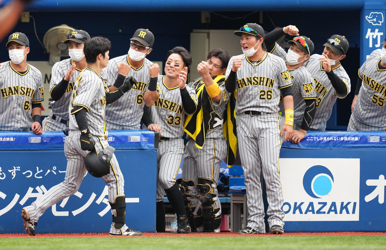 DeNA対阪神　3回表阪神無死二塁、右越えに2点本塁打を放ち、ナインに迎えられる中野（撮影・菅敏）