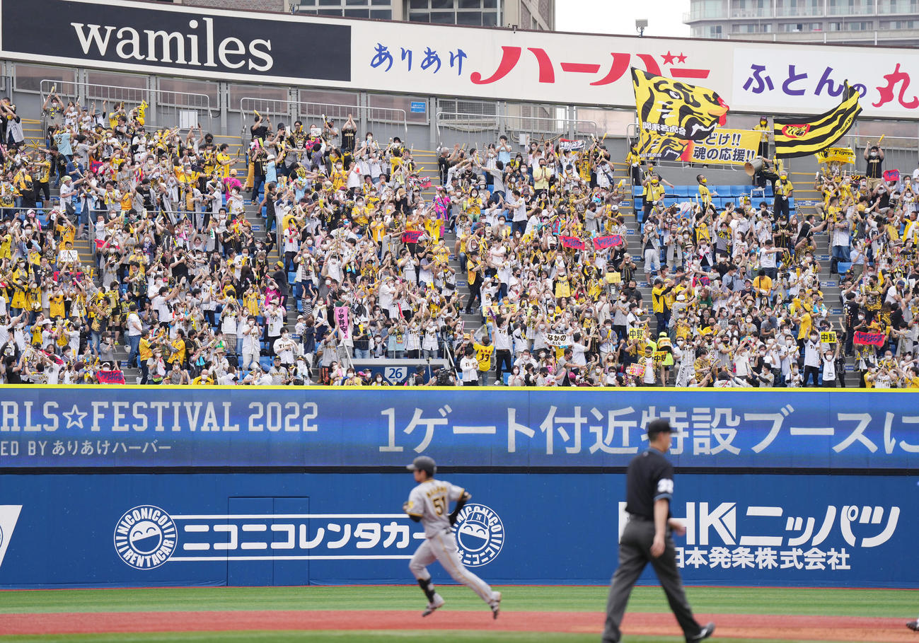 DeNA対阪神　3回表阪神無死二塁、右越えに2点本塁打を放ち、盛り上がるスタンドを横目にダイヤモンドを回る中野（撮影・菅敏）