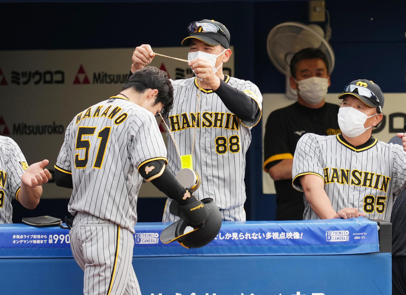 DeNA対阪神　6回表阪神2死二塁、右越えに2点本塁打を放ち、矢野監督（中央）からメダルをかけられる中野（撮影・菅敏）