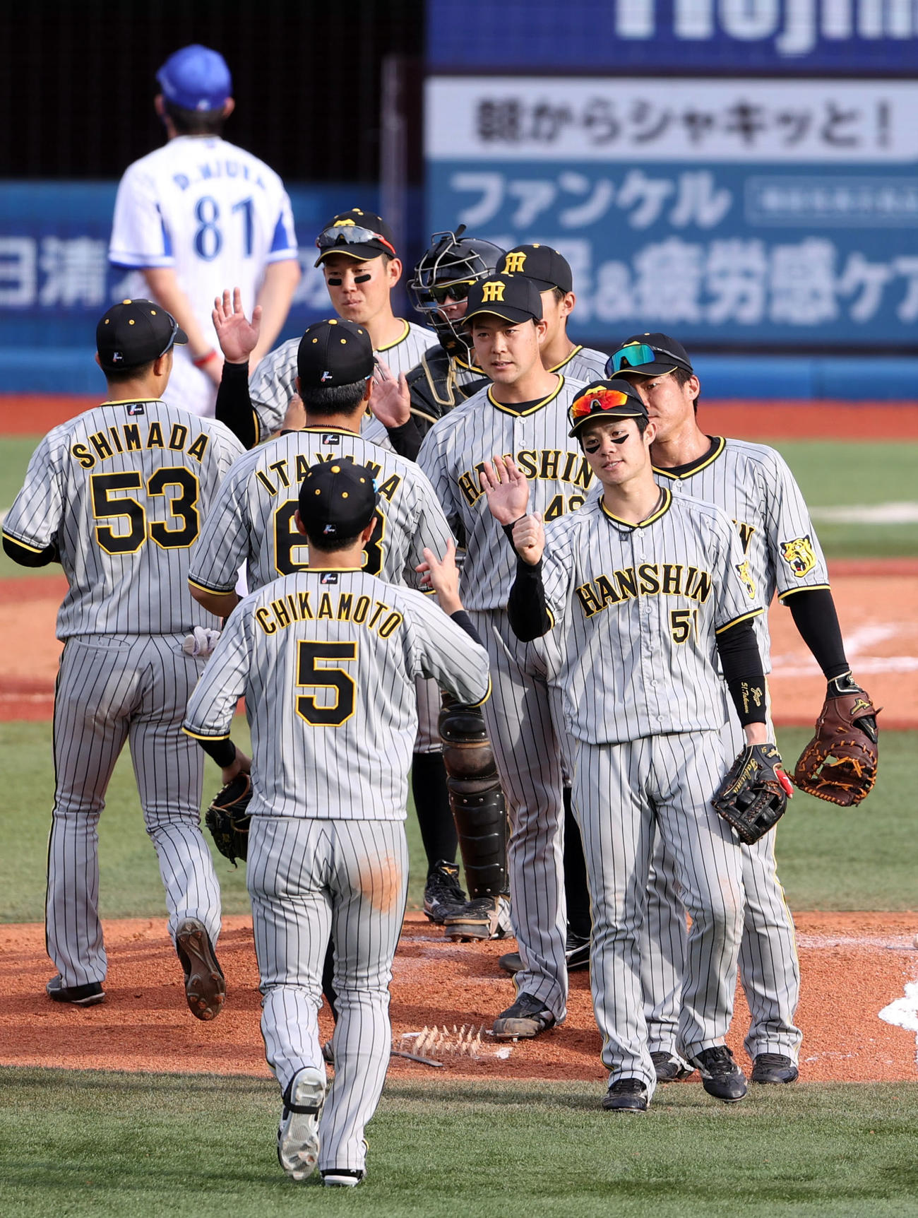 DeNA対阪神　試合後、勝利を分かち合う中野（右）ら阪神ナイン（撮影・狩俣裕三）