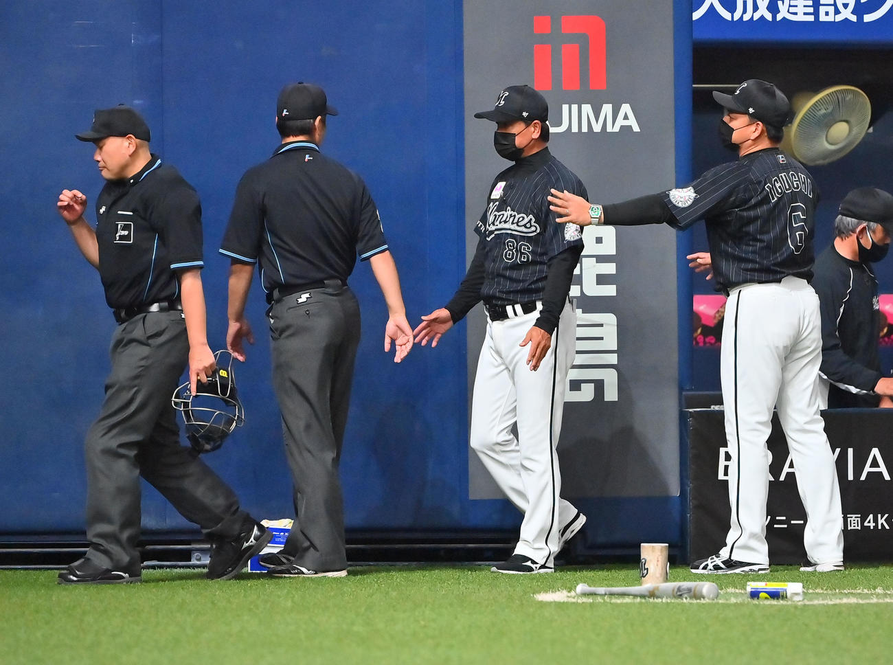 オリックス対ロッテ　審判に対する侮辱的発言のため退場となったロッテ井口監督（撮影・和賀正仁）